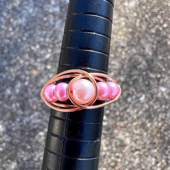 Handmade pink faux pearl copper ring - Picture 5 of 5